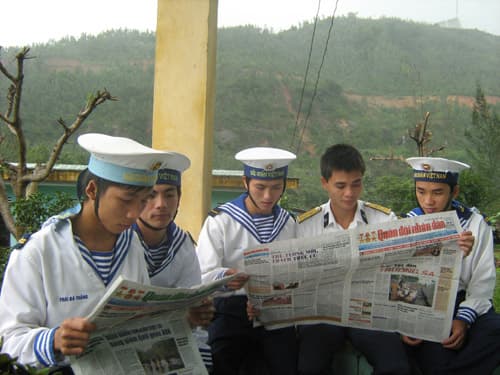 Như cây “sống đời” trên đỉnh núi