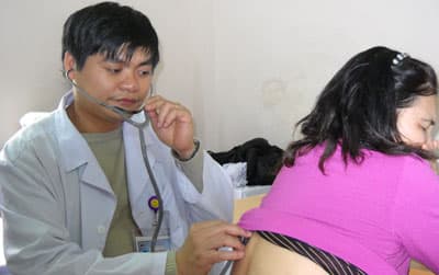 Khám bệnh và cấp phát thuốc miễn phí cho hơn 100 đối tượng chính sách