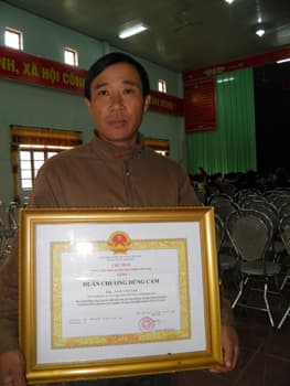 Trao tặng phần thưởng cao quý cho những người dũng cảm