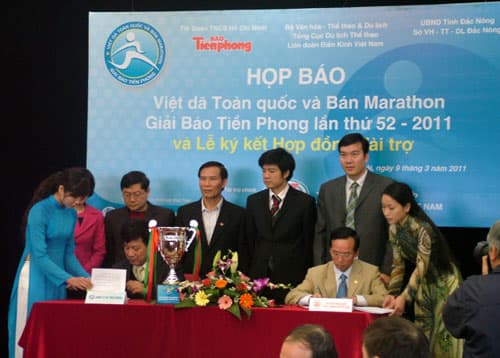 210 VĐV tham gia giải Việt dã toàn quốc và bán Marathon báo Tiền Phong lần thứ 52