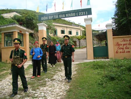 Cán bộ xã quân hàm xanh