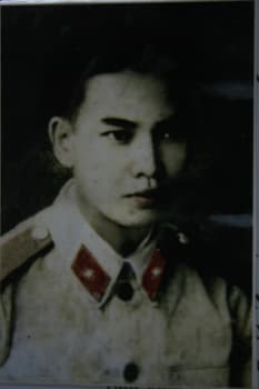 Dõi theo từng bước cha đi