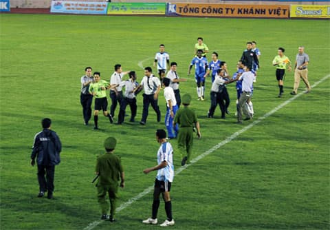 "Bật lại" trọng tài, cầu thủ Đặng Ngọc Tùng nhận án phạt thích đáng từ VFF