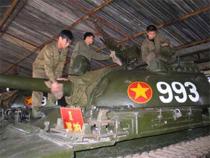 “Thắp lửa” năm thanh niên