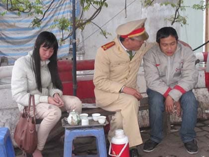 Cảnh sát giao thông cứu người định nhảy xuống sông Hồng