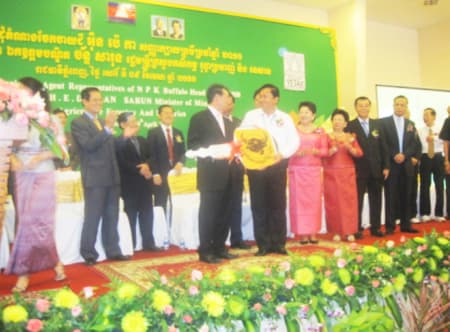 Tặng quà cho các đại lý có thành tích xuất sắc
