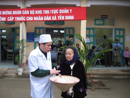 Cấp thuốc ở "quê"