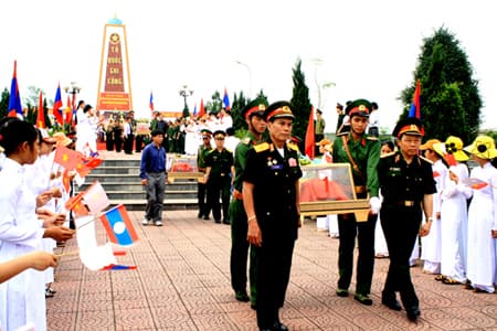 Đất mẹ đón các anh về