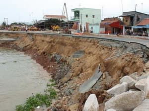 Hậu Giang: Di dời khẩn cấp các hộ dân nơi lở đất