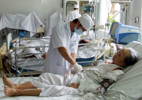 Tận tình phục vụ người bệnh