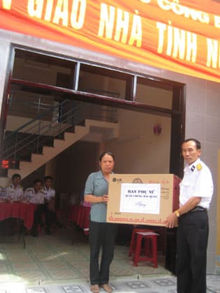 Bàn giao nhà đồng đội