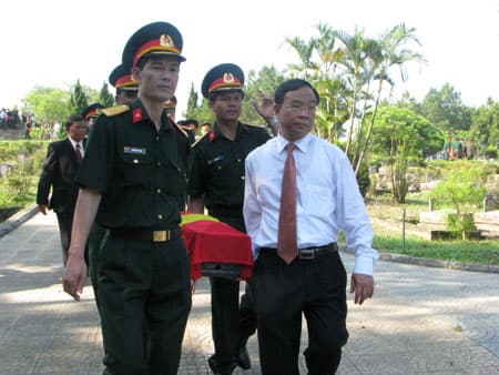 Truy điệu và an táng 20 liệt sỹ quân tình nguyện Việt Nam hy sinh tại Lào