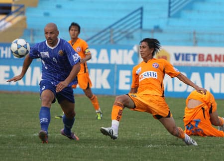 SLNA vững ngôi đầu bảng