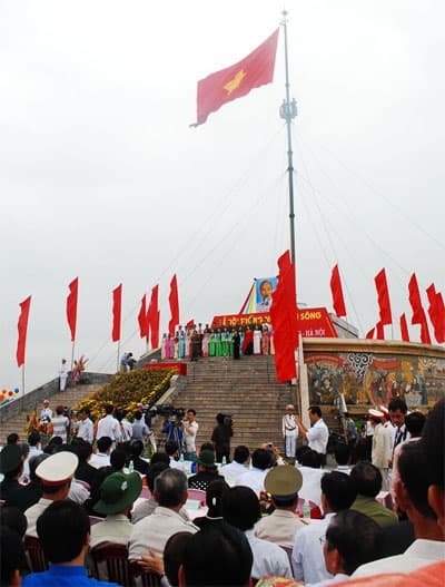 Lá cờ Tổ quốc bên bờ Hiền Lương