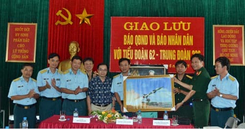 Các nhà báo giao lưu với Bộ đội tên lửa