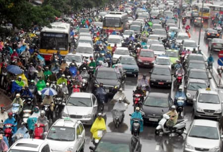 Giao thông Hà Nội hỗn loạn vì mưa to và tắc đường