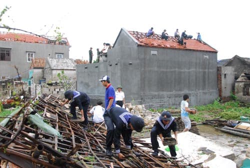 Hết lòng giúp dân sau cơn lốc dữ