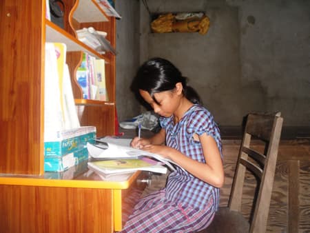 Bé gái mồ côi học giỏi