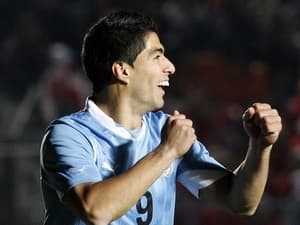 Luis Suarez cứu Uruguay thoát khỏi một trận thua