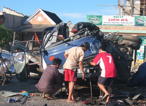 Hai vụ tai nạn giao thông, 4 người chết, 6 người bị thương