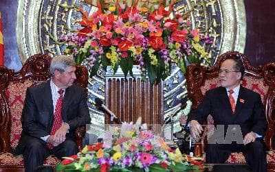 Chủ tịch Quốc hội Nguyễn Sinh Hùng tiếp Phó chủ tịch Đu-ma Quốc gia Nga