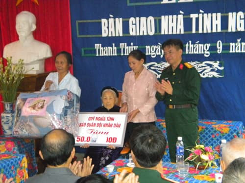 Báo Quân đội nhân dân trao tặng nhà tình nghĩa