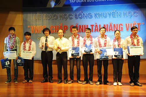 VNPT trao học bổng cho các thủ khoa CNTT