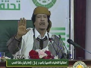 Interpol ra lệnh bắt Đại tá Gaddafi cùng con trai