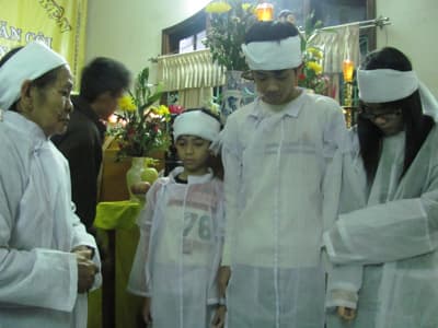 Ba đứa trẻ mồ côi không nơi nương tựa