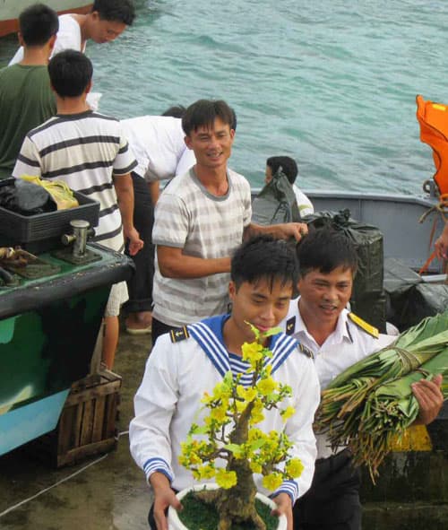Tết sớm giữa trùng khơi
