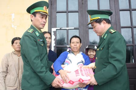 Thắm tình quân dân khi Tết đến xuân về