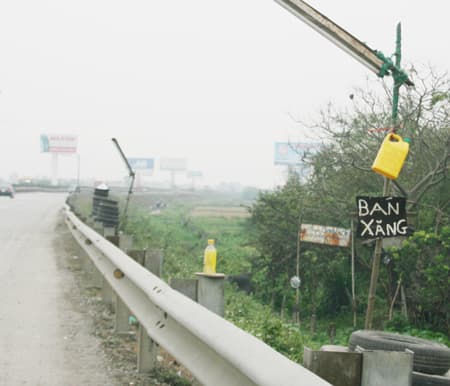 Nguy hại từ các điểm bán xăng lẻ