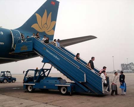 Một hành khách bị phạt 15 triệu đồng vì mở cửa thoát hiểm tàu bay