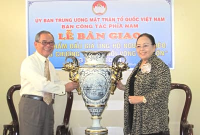 Trao Cúp Hồn Việt cho Công ty Golf Long Thành