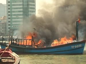 Tàu cá cháy dữ dội như ngọn đuốc trên Sông Hàn