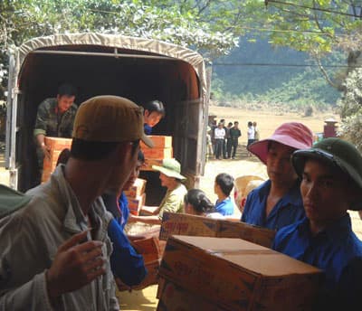 Áo xanh tình nguyện giữa vùng nước lũ