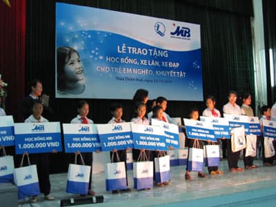 Trao học bổng, xe lăn, xe đạp cho trẻ em nghèo tỉnh Thừa Thiên Huế