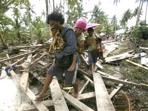 Tìm thấy 135 người còn sống sót sau trận động đất gây sóng thần