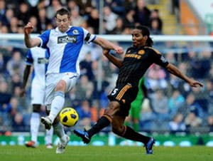 Chelsea và Arsenal thắng nhọc, Man City trắng tay trước Wolves