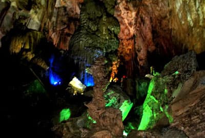 Trong hoạn nạn càng sáng tình người