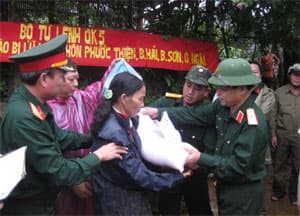 Tấm lòng chiến sĩ trong mưa lũ, hiểm nguy