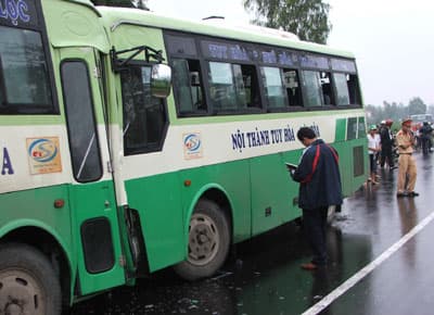 Hai xe buýt đâm nhau, 25 hành khách phải cấp cứu