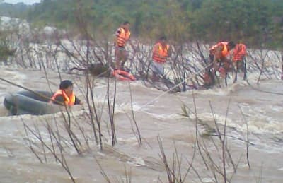 Vật lộn với hà bá cứu người bị nạn