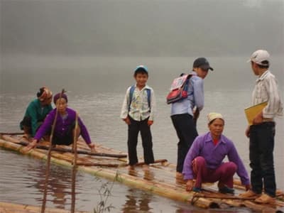 Chống bè qua sông, đối mặt với thủy thần