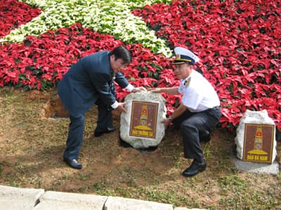 Lễ trao tặng, đặt đá chủ quyền, trồng cây bàng quả vuông ở Trường Sa