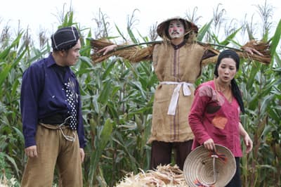 NSƯT Xuân Hinh “chọc cười” khán giả trong chương trình hài Tết 2011