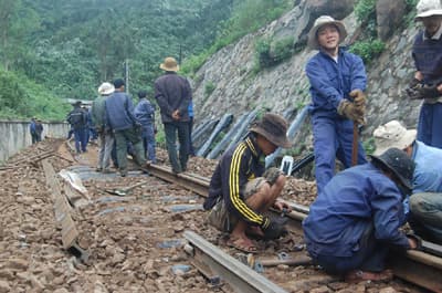 Tuyến đường sắt Bắc-Nam bị tê liệt vì tàu trật bánh