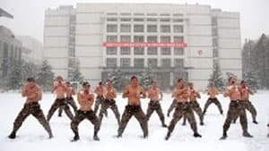 Lính đặc công Trung Quốc “thi gan” với tuyết