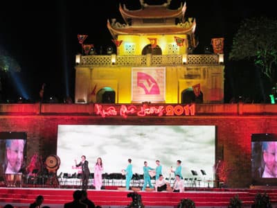 Xuân ấm tình quê hương