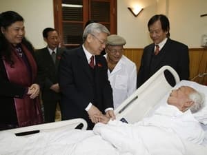 Chủ tịch Quốc hội Nguyễn Phú Trọng thăm Đại tướng Võ Nguyên Giáp